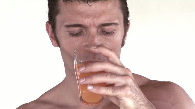 uomo con succo di arancia