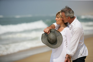 Portrait d'un homme et d'une femme face à la mer