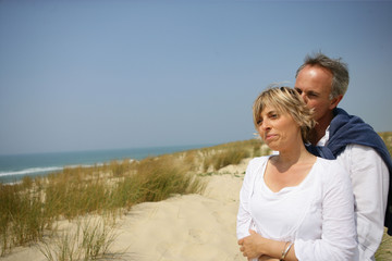 Obraz premium Portrait d'un homme et d'une femme face à la mer