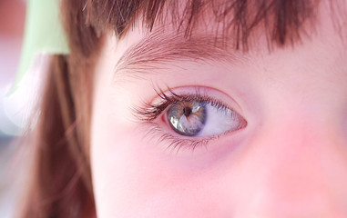 ojo azul de niña mirando a su madre