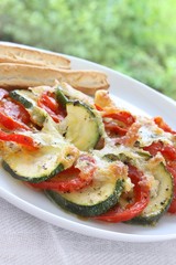 Zucchini und Tomaten überbacken mit Käse