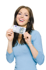 Hübsche Frau hält 5 Euro Geldschein