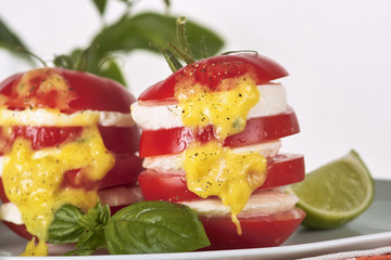 Auf einem Teller arrangierte Tomate mit Mozzarella