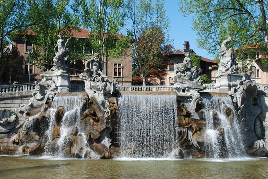 Torino, parco del valentino, castello e fontana