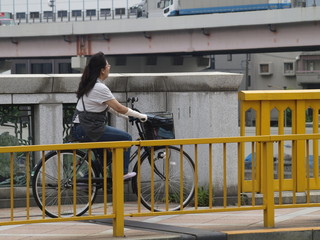Mujer en bicicleta en Japon