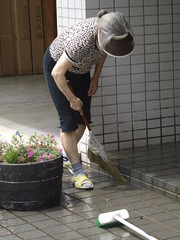Mujer barriendo en Japon