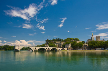 Fototapeta na wymiar Znani Avignon Bridge