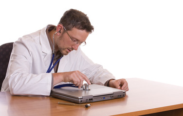arzt untersucht laptop