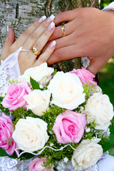 Obraz na płótnie Canvas hands rings and bouquet