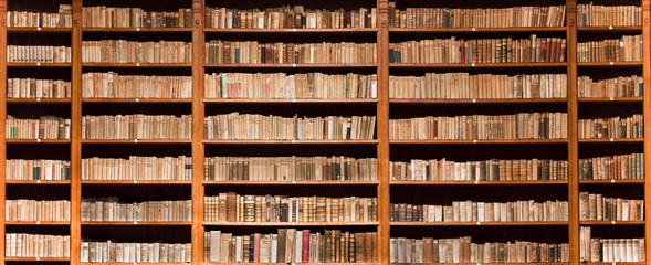 Fototapeta old books in a old library obraz