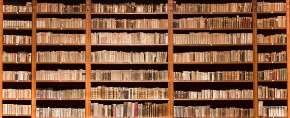 Deurstickers Thema oude boeken in een oude bibliotheek