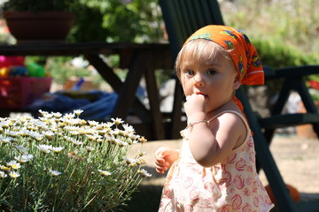 bébé fille découvrant les fleurs