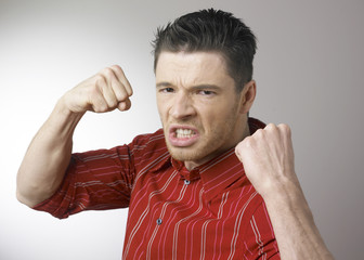 homme furieux montrant les poings