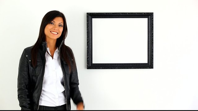 jeune femme montrant un message