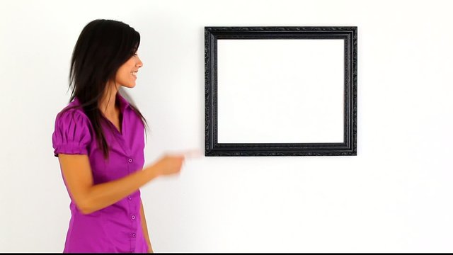 Jeune femme pr&eacute;sentant un message