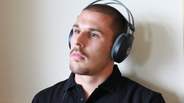 Mann h&ouml;rt Musik