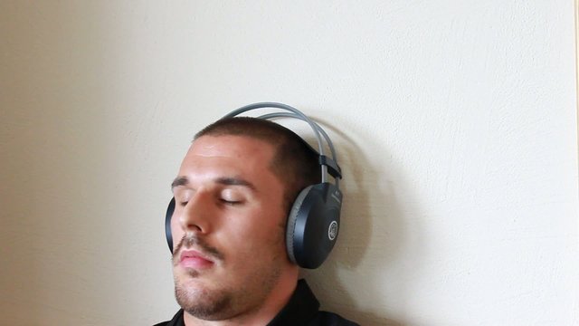 Mann beim Musikh&ouml;ren