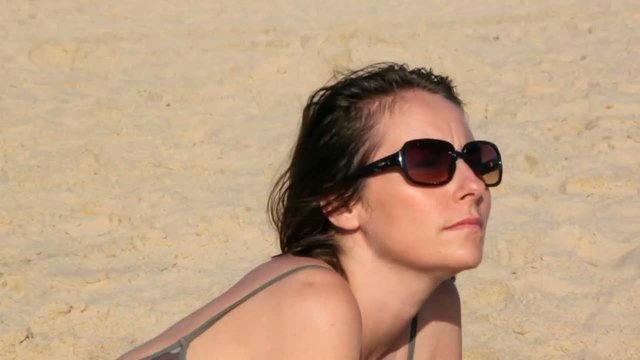 se retourner sur la plage