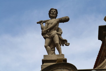 Detalles de la fachada del ayuntamiento de Pamplona, Navarra.