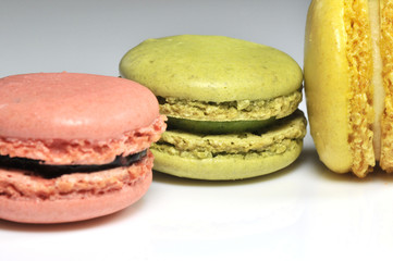3 macarons