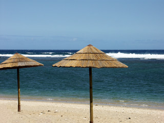 parasols de plage en paille