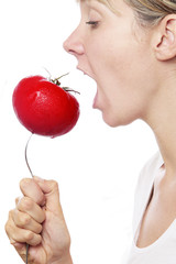 Mujer Comiendo Tomate