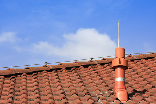 Abluftrohr auf einem Dach mit Blitzableiter