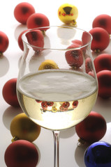 Calice di spumante con palline di natale