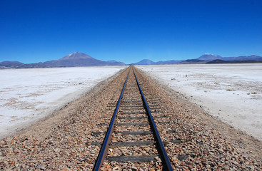 train tracks to the horizon - 15911808