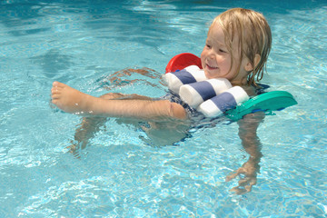 junger Rückenschwimmer