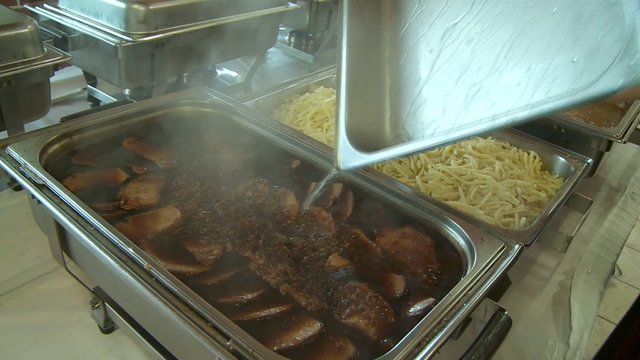 Fleisch und Nudeln, Buffet