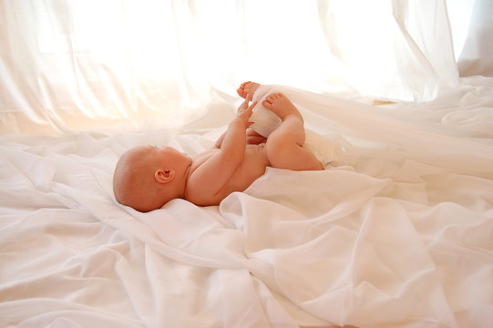 Baby dreht sich beim spielen