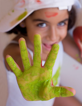 mano tinta di verde