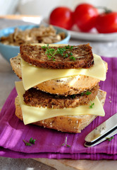 vollwert frühstück - vollkornbrötchen