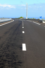 Naklejka premium caméra de surveillance sur route déserte