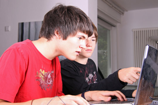 Zwei am Computer
