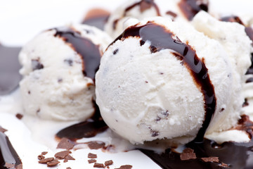 Stracciatella Eis mit Schokoladensauce