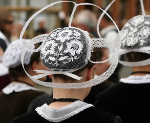 dentelle ,coiffe,coiffure,blanche,costume,folklore,breton