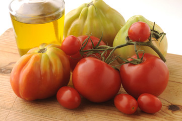 Pomodori misti con olio d oliva su tagliere
