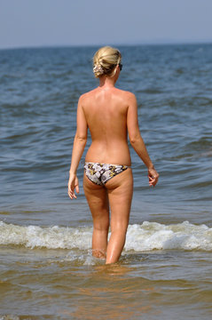 Mädchen nackt am fkk strand