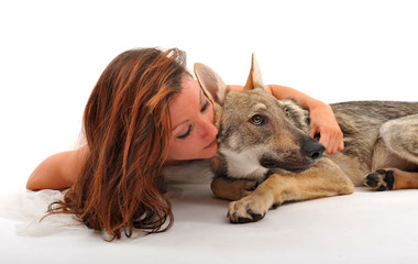 jeune femme et loup
