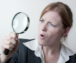 femme doute examen a la loupe,
