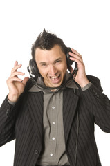 Business-Punk, Manager hört Musik mit Kopfhörer lacht