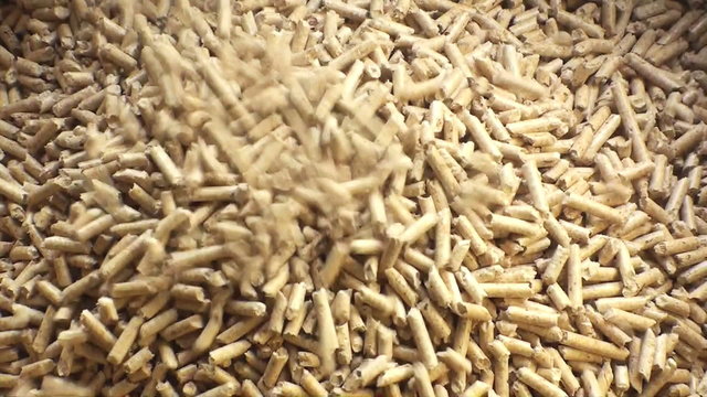 holzpellets fallen auf einen haufen