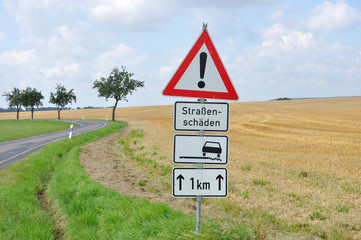 Verkehrsschild Straßenschäden