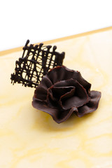 Gâteau décoré d'un fleur en chocolat