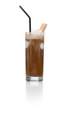 Eiskaffee vor weiß mit Spiegelung