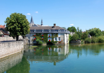 Obraz premium Bar sur Aube, vue du pont d'Aube