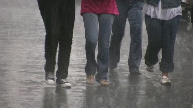 Jovenes bajo la lluvia