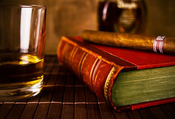 Zigarre, Whisky, Buch - 15970050